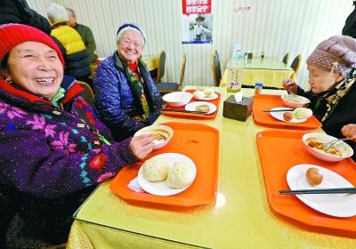  昨天一大早，展览路社区的老年餐桌准时营业，热乎乎的牛奶、鸡蛋、包子、豆腐脑，让社区老人开始了温暖幸福的一天。本报记者 戴冰摄 