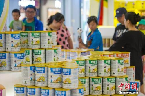 图为游客在海南三亚海棠湾免税购物中心选购免税奶粉。<a target='_blank' href='http://www.chinanews.com/'>中新社</a>发 骆云飞 摄