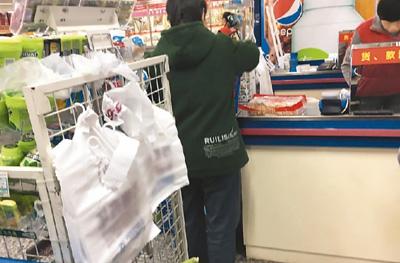 北京市朝阳区金台路一家超市内收银处悬挂的塑料购物袋?！”颈钦?彭训文摄