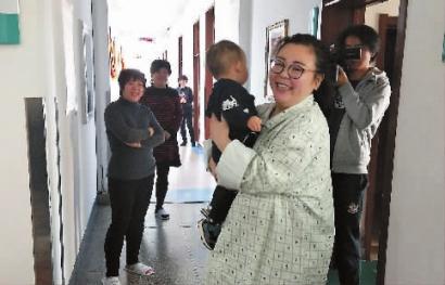 昨天进手术室前，卢伟珊抱着大侄儿开心地笑着