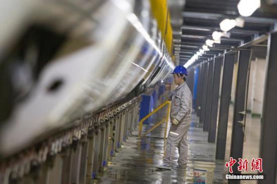 12月4日消息，西安至成都高铁开通在即，中国铁路西安局集团有限公司西安动车段进入忙碌的时期，动车段机械师们开始对即将在西成线上正式运营的动车组列车进行全面“体检”。每组动车组下线入库后都要进行车顶、车内、车底以及行车数据分析等项目的检查，确保其“身强体健”地投入到西成高铁的运营中。图为质检员在复查西成高铁动车组车侧密封状态。 王曙天 摄