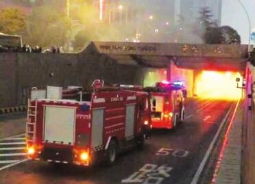 长沙隧道小车自燃 长沙隧道小车自燃