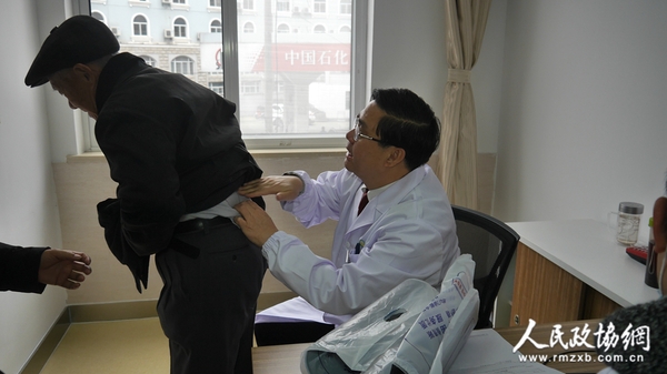 温建民教授给患者检查腰椎 温建民教授给患者检查腰椎