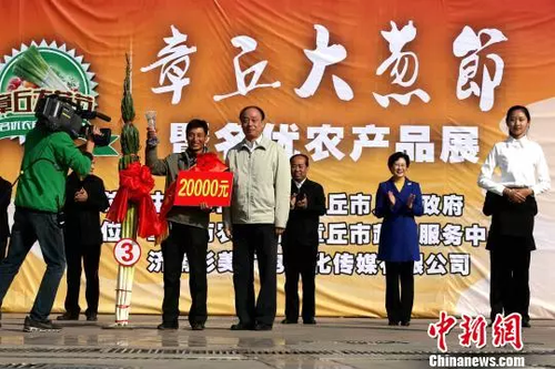 南方妹子遇北方大葱疯了:长了20多年 还没根葱高!