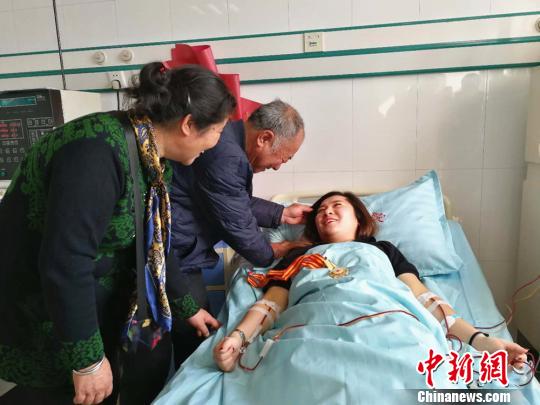 星星父母特地赶来为女儿加油、鼓励。　朱志庚 摄