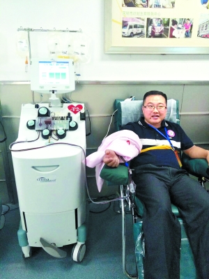 曾繁炼在参与无偿献血。