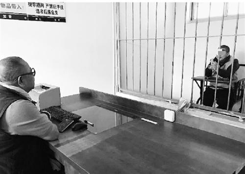 钱报记者与“浙江第一悬案” 凶手徐利面对面。 