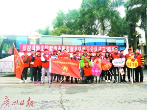 曾繁炼和志愿者。