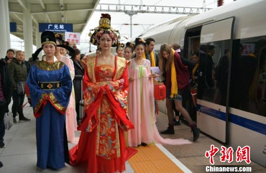 广元火车站玩穿越的“古人”迎客忙。　刘忠俊 摄