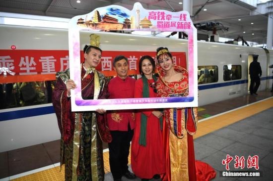 图为发车前动车组工作人员穿着古装与旅客合影留念。 <a target='_blank' href='http://www.chinanews.com/'>中新社</a>记者 陈超 摄