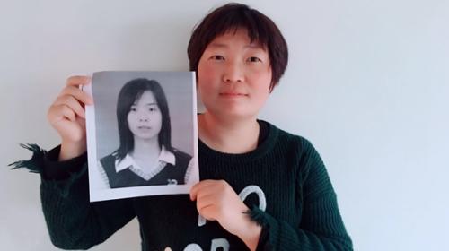 2005年，王欣(小图)冒名顶替王红就读菏泽医学专科学校。何云/摄