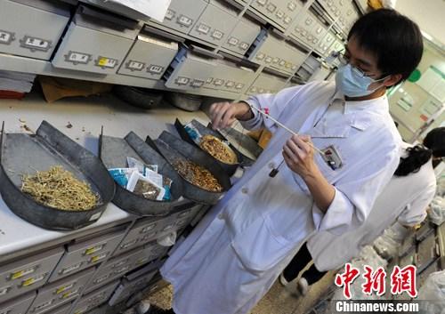 揭药店“挂证”乱象:卖药的不懂药 持证的不在岗