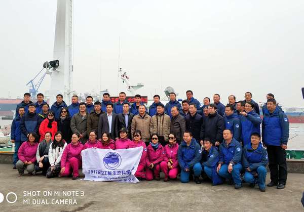 ３、农业部长江流域渔政监督管理办公室、水野分会等有关领导与２０１７年长江江豚生态科学考察队队员于上海公众开放日留影。　梓涵　摄影