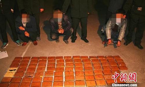 毒贩疯狂冲卡撞击警车被擒民警车内缴毒近33公斤