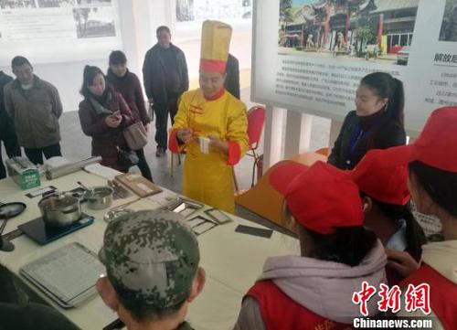 自贡厨师切面穿针绝活:一个针眼穿进40根面条