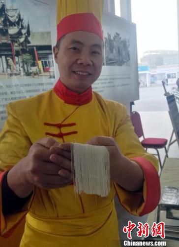 李红凯展示自己的切面 袁伟 摄 李红凯展示自己的切面 袁伟 摄