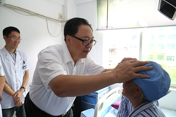 王会生董事长为术后患者摘除眼罩
