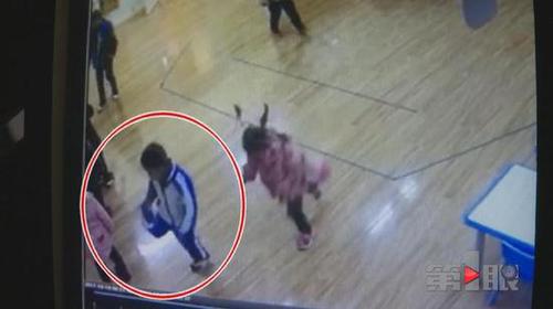 爷爷误以为孙女受欺负 冲进教室对孩子一通撕扯