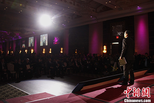 图为多伦多华人社区代表张俭宣读80字祭词。 <a target='_blank' href='http://www.chinanews.com/'>中新社</a>记者 余瑞冬 摄