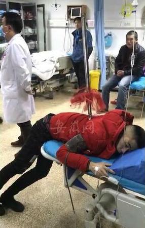 男子被红缨枪扎背 男子被红缨枪扎背