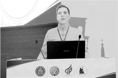 丝路创新公司负责人杨力在向来宾推介“卫星回收器”设备。 璧山区委宣传部供图