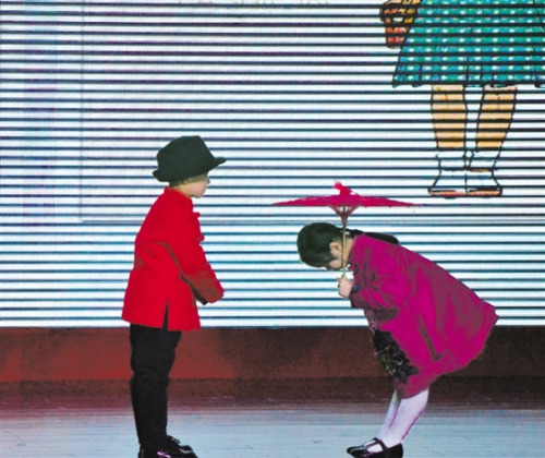 文清小学学生上台表演 文清小学学生上台表演