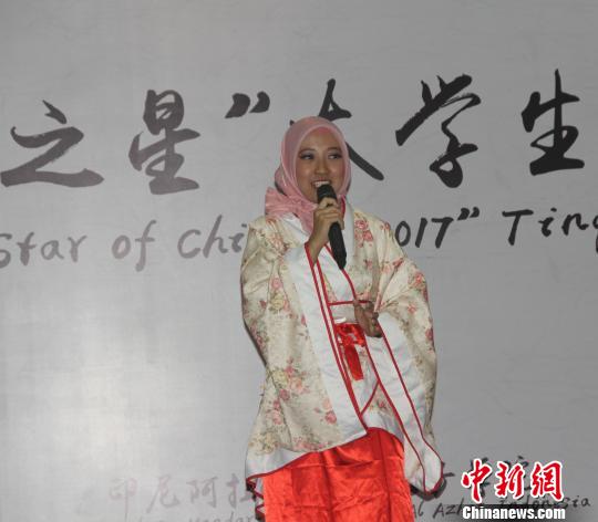 图为选手在朗诵中国古诗词?！×钟来?摄