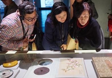 在台北故宫博物院，嘉宾在观看乾隆皇帝的文物收藏与包装艺术特展（12月7日摄）。