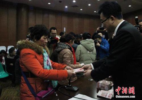 资料图：西安市中级人民法院向农民工代表发放执行案款。张一辰 摄