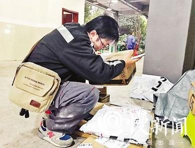 蹲在地上细分快递 蹲在地上细分快递