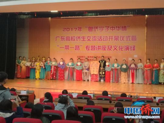 “文明的回响”汉服展演 郭军 摄 “文明的回响”汉服展演 郭军 摄