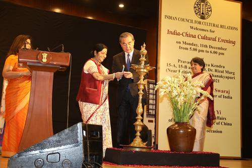 中国侨网中国外交部长王毅、印度外长斯瓦拉吉点亮象征喜庆吉祥的油灯。