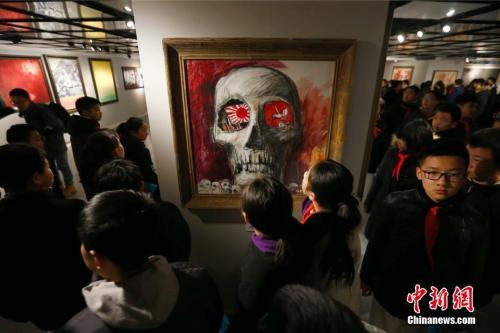 图为学生观看展览。 <a target='_blank' href='http://www.chinanews.com/'>中新社</a>记者 富田 摄