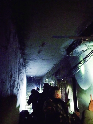 ▲整条楼道并未看到任何消防设施。图片来源：北京晨报