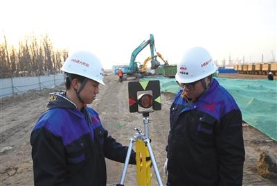 昨日，新机场北线高速公路北京段开工，工程人员正在进行勘测。新京报记者 王贵彬 摄