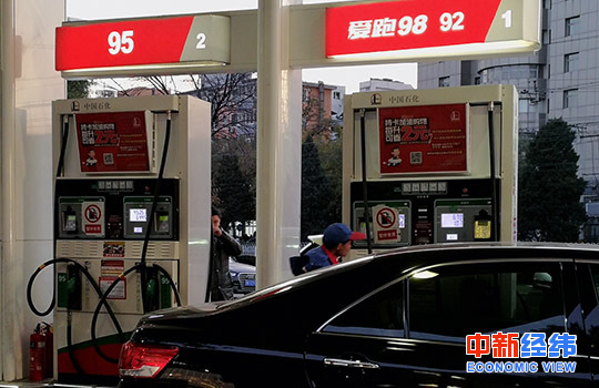 资料图：加油站工作人员正在给一辆出租车加油。中新经纬 王培文 摄