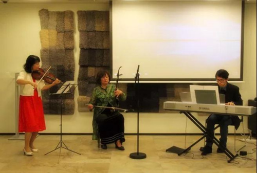 民乐表演《赛马》。