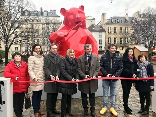 中国侨网巴黎六区区长勒高克、中国驻法使馆二等秘书周丽飞、巴黎圣日耳曼德佩委员会秘书长木胡（Monique Mouroux）、九龙仓中国置业有限公司总经理侯迅以及来自内克尔儿童医院（H.pital Necker)和博瓦勒动物园的代表们出席了当天的剪彩仪式。（法国《欧洲时报》/张新 摄）