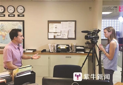 麦楷姝(右)在工作中。