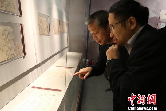 中国侨网侨批专家黄清海为观众讲解侨批?！±钯毁弧∩? style=