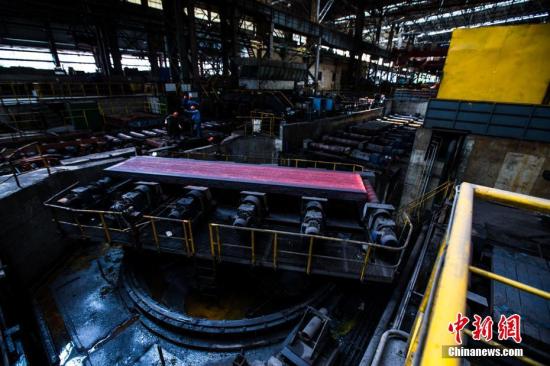 资料图：一家炼钢厂板坯连铸车间。 李南轩 摄