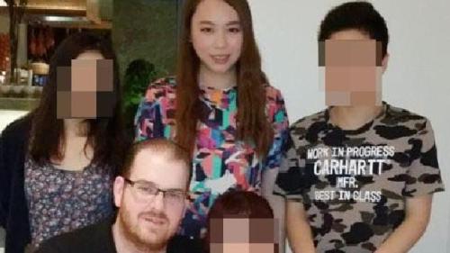 冷孟梅(后排中)与姨父(前排左)一家合影。(图片来源:英国《每日电讯报》) 点击进入下一页