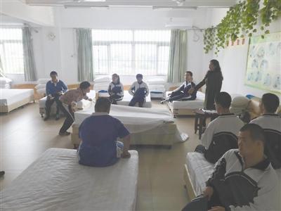 余金霞老师正在给同学们上客房服务课 点击进入下一页