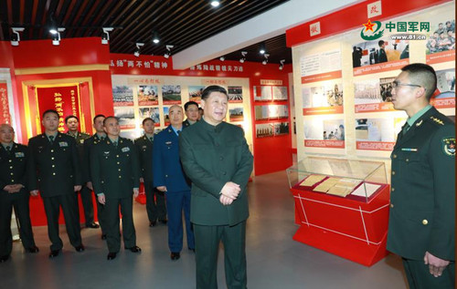 12月13日，习近平来到第71集团军某旅王杰生前所在连，视察连队荣誉室。(图片来源:中国军网)