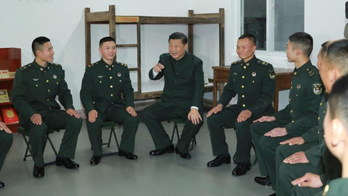 12月13日,习近平与王杰班的战士们在一起。(图片来源:中国军网)