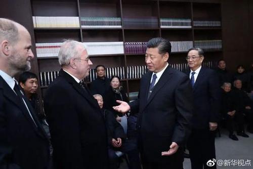  这是公祭仪式结束后，习近平亲切会见南京大屠杀幸存者代表和为中国人民抗日战争胜利作出贡献的国际友人亲属代表。 新华社记者 鞠鹏 摄