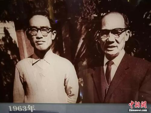 余光中与父亲的合影。孙虹 摄  点击进入下一页