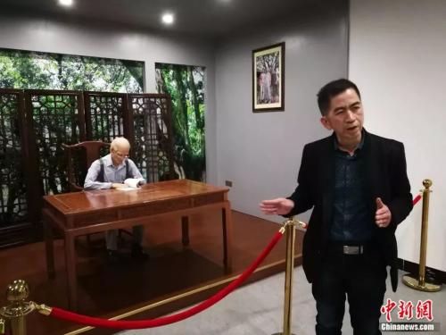 余光中文学馆负责人周梁泉在讲解。孙虹 摄 点击进入下一页