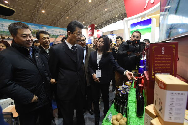 北京市委常委、常务副市长张工（中）视察乌兰察布展区