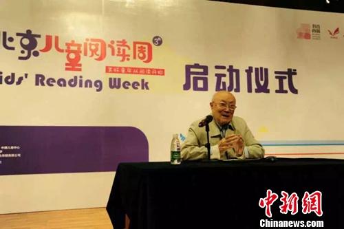 资料图：著名诗人、翻译家屠岸。